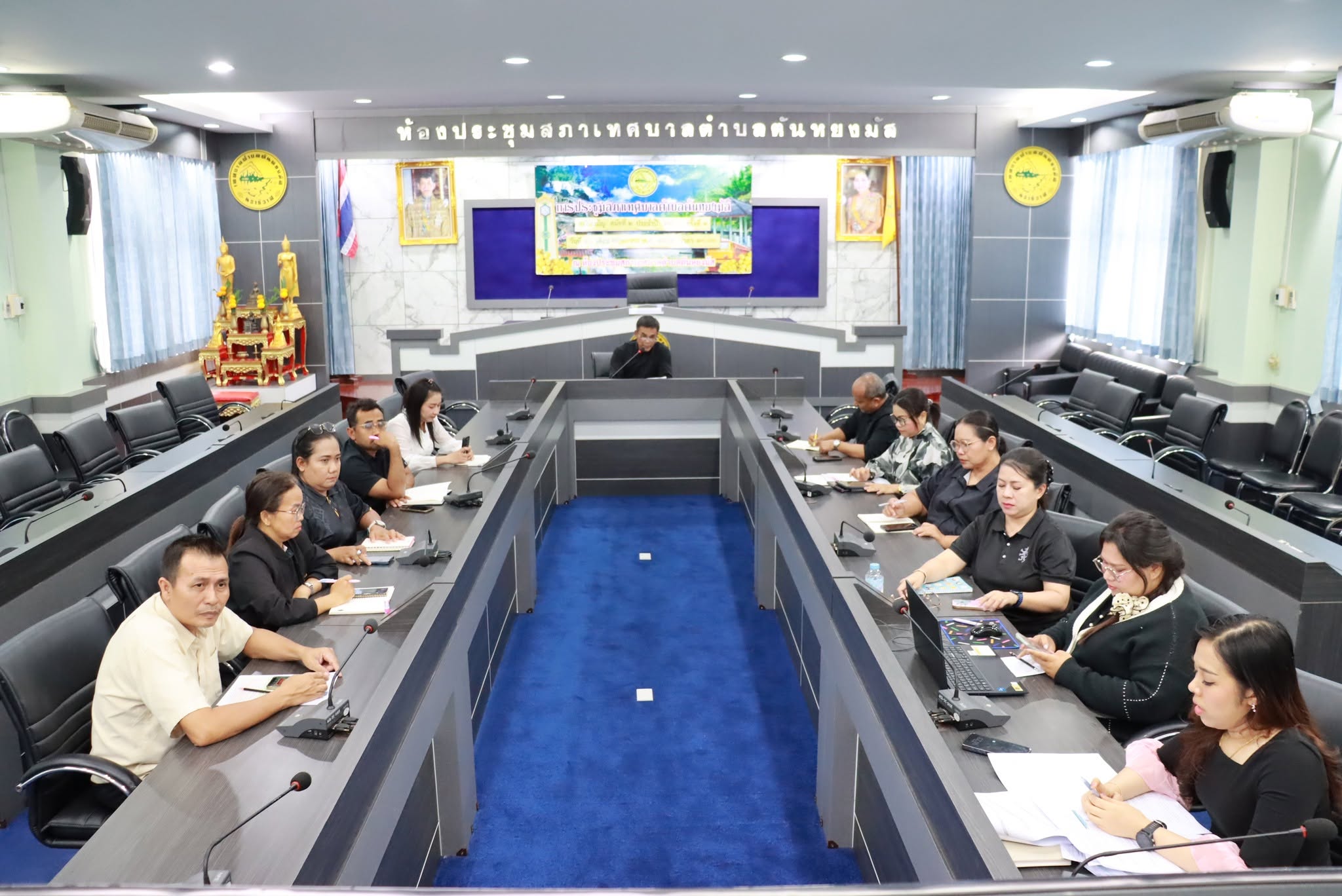 วันที่ 21 พฤษภาคม 2569 เวลา 14.00 น. ณ ห้องประชุมสภาเทศบาลตำบลตันหยงมัส ชั้น 3 กองยุทธศาสตร์และงบประมาณ ได้จัดประชุมติดตามความคืบหน้าการประเมินคุณธรรมและความโปร่งใส (ITA) ประจำปี 2569 โดยมี นายสุเมธ เพ็ชรรัตน์ ปลัดเทศบาล เป็นประธานในการประชุมดังกล่าว พร้อมด้วยหัวหน้าส่วนราชการ และเจ้าหน้าที่ที่เกี่ยวข้องทุกกอง/ฝ่าย เข้าร่วมประชุม เพื่อเร่งรัดติดตามผลการดำเนินงาน และเตรียมความพร้อมในการแก้ไขให้เป็นไปตามเกณฑ์การประเมินอย่างมีประสิทธิภาพ