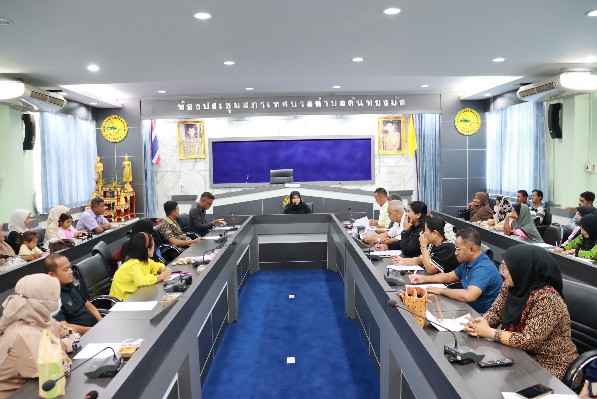 วันที่ 25 พฤษภาคม 2569 เวลา 10.00 น. ณ ห้องประชุมสภาเทศบาลตำบลตันหยงมัส ชั้น 3 กองการศึกษาเทศบาลตำบลตันหยงมัส จัดประชุมผู้ปกครองนักเรียนศูนย์พัฒนาเด็กเล็กเทศบาลตำบลตันหยงมัส ครั้งที่ 1/2569 โดยมีนางสาวซารีนา มานะวณิชย์ นายกเทศมนตรีตำบลตันหยงมัส เป็นประธาน พร้อมมอบนโยบายด้านการจัดการศึกษา
ภายในที่ประชุม มีการแนะนำบุคลากร ชี้แจงแนวทางการปฏิบัติของศูนย์พัฒนาเด็กเล็ก รวมถึงสิทธิและสวัสดิการสำหรับเด็กปฐมวัย โดยมีคณะผู้บริหาร สมาชิกสภาเทศบาล ปลัดเทศบาล พนักงานเทศบาล ครูศูนย์พัฒนาเด็กเล็กเทศบาลตำบลตันหยงมัส และผู้ปกครองนักเรียน เข้าร่วมประชุมในครั้งนี้
