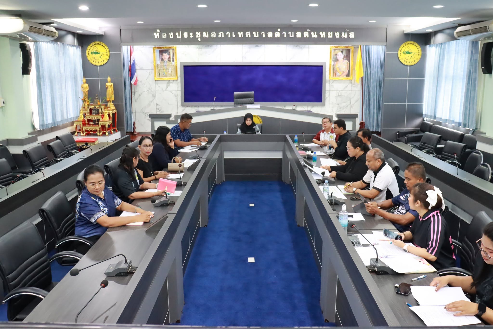 วันพุธ ที่ 27  พฤษภาคม 2569 เวลา 10.00 น. ณ ห้องประชุมสภาเทศบาลตำบลตันหยงมัส (ชั้น 3) นางสาวซารีนา มานะวณิชย์ พร้อมด้วยคณะผู้บริหาร ปลัด รองปลัด และหัวหน้าส่วนราชการ เทศบาลตำบลตันหยงมัส ร่วมประชุมพิจารณาร่างโครงการที่จะบรรจุในแผนพัฒนาท้องถิ่น พ.ศ. 2571-2575 เพื่อให้การจัดทำแผนพัฒนาท้องถิ่น พ.ศ. 2571-2575 เป็นไปด้วยความเรียบร้อย มีความครบถ้วน ถูกต้อง และสามารถบูรณาการแผนงาน โครงการ กิจกรรม ตลอดจนงบประมาณขององค์กรได้อย่างมีประสิทธิภาพ อันจะนำไปสู่การพัฒนาท้องถิ่นให้สอดคล้องกับสภาพปัญหาและความต้องการของประชาชน