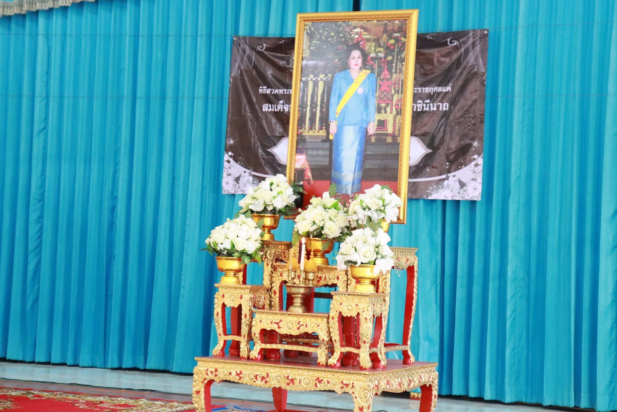วันศุกร์ ที่ 29 พฤษภาคม 2569 เวลา 13.00 น. ณ วัดตันหยงมัส ตำบลตันหยงมัส อำเภอระแงะ จังหวัดนราธิวาส นางสาวซารีนา มานะวณิชย์ นายกเทศมนตรีตำบลตันหยงมัส มอบหมายให้ นายสว่าง อกนิษฐ์กุล รองนายกเทศมนตรี พร้อมปลัดเทศบาล รองปลัดเทศบาล หัวหน้าส่วนราชการ และพนักงาน เทศบาลตำบลตันหยงมัส เข้าร่วมพิธีสวดพระพุทธมนต์และเจริญจิตตภาวนาอุทิศถวายพระราชกุศลแด่สมเด็จพระนางเจ้าสิริกิติ์ พระบรมราชินีนาถ พระบรมราชชนนีพันปีหลวง ครั้งที่ 4 โดยมีนายบุญช่วย หอมยามเย็น ผู้ว่าราชการจังหวัดนราธิวาส เป็นประธานในพิธี ตลอดจนส่วนราชการ ข้าราชการ และประชาชนในพื้นที่ เข้าร่วมพิธีอย่างพร้อมเพรียง เพื่อแสดงออกถึงความจงรักภักดีและน้อมรำลึกในพระมหากรุณาธิคุณอันยิ่งใหญ่ที่ทรงมีต่อปวงชนชาวไทยตลอดระยะเวลาที่ทรงปฏิบัติพระราชกรณียกิจนานัปการ