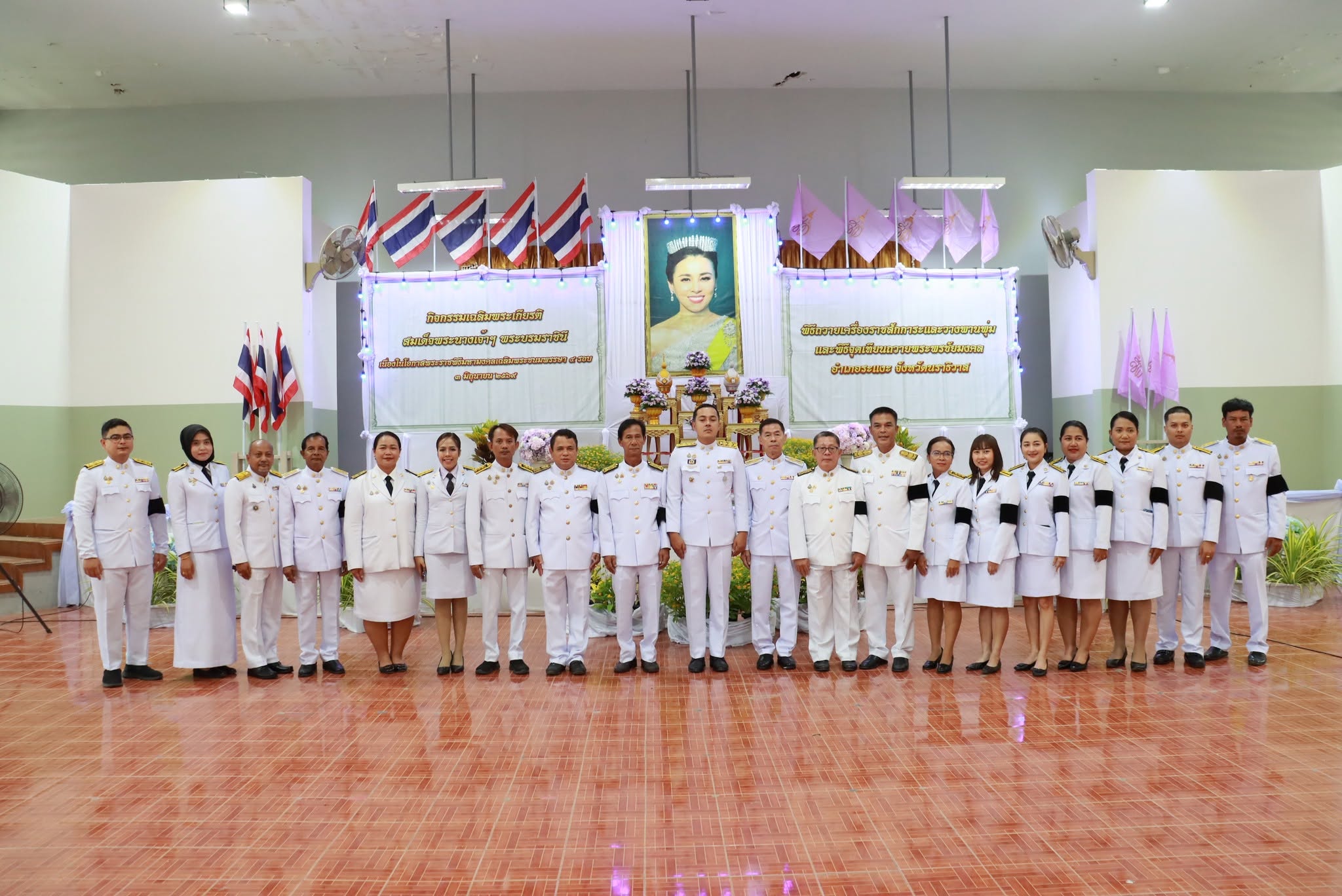 วันที่ 3 มิถุนายน 2569 เวลา 06.30 น. ณ ที่ว่าการอำเภอระแงะ โดยนางสาวซารีนา มานะวณิชย์ นายกเทศมนตรีตำบลตันหยงมัส มอบหมายให้นายสว่าง อกนิษฐ์กุล รองนายกเทศมนตรี พร้อมด้วยคณะผู้บริหาร สมาชิกสภาเทศบาล หัวหน้าส่วนราชการ สมาชิกสภา และพนักงานเทศบาลตำบลตันหยงมัส ร่วมพิธีทำบุญตักบาตรพระสงฆ์ เพื่อถวายเป็นพระราชกุศล เนื่องในโอกาสวันเฉลิมพระชนมพรรษา สมเด็จพระนางเจ้าสุทิดา พัชรสุธาพิมลลักษณ พระบรมราชินี 3 มิถุนายน 2569 โดยมีนายธีรศักดิ์ สังขโชติ นายอำเภอระแงะ เป็นประธานในพิธีดังกล่าว พร้อมด้วยข้าราชการ หน่วยงานภาครัฐ ภาคเอกชน และประชาชนในพื้นที่เข้าร่วมพิธีโดยพร้อมเพรียงกัน เพื่อแสดงออกถึงความจงรักภักดี และเทิดทูนสถาบันพระมหากษัตริย์