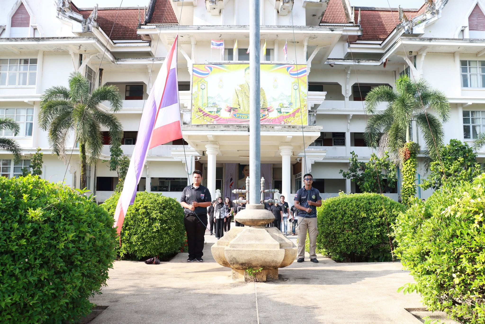 วันจันทร์ ที่ 8 มิถุนายน 2569  เวลา 08:00 น. ณ สำนักงานเทศบาลตำบลตันหยงมัส โดยมีข้าราชการ พนักงาน และลูกจ้างเทศบาลตำบลตันหยงมัสร่วมกิจกรรมเข้าแถวเคารพธงชาติ ร้องเพลงชาติไทย สวดมนต์ไหว้พระ และดุอาร์ เพื่อแสดงออกถึงความจงรักภักดีต่อชาติ ศาสนา และพระมหากษัตริย์ และเป็นการเตรียมความพร้อมก่อนการปฏิบัติหน้าที่ราชการในแต่ละสัปดาห์ ทุกวันจันทร์ อันจะเป็นการเพิ่มประสิทธิภาพในการทำงานเสริมสร้างความรักความสามัคคีในองค์กร