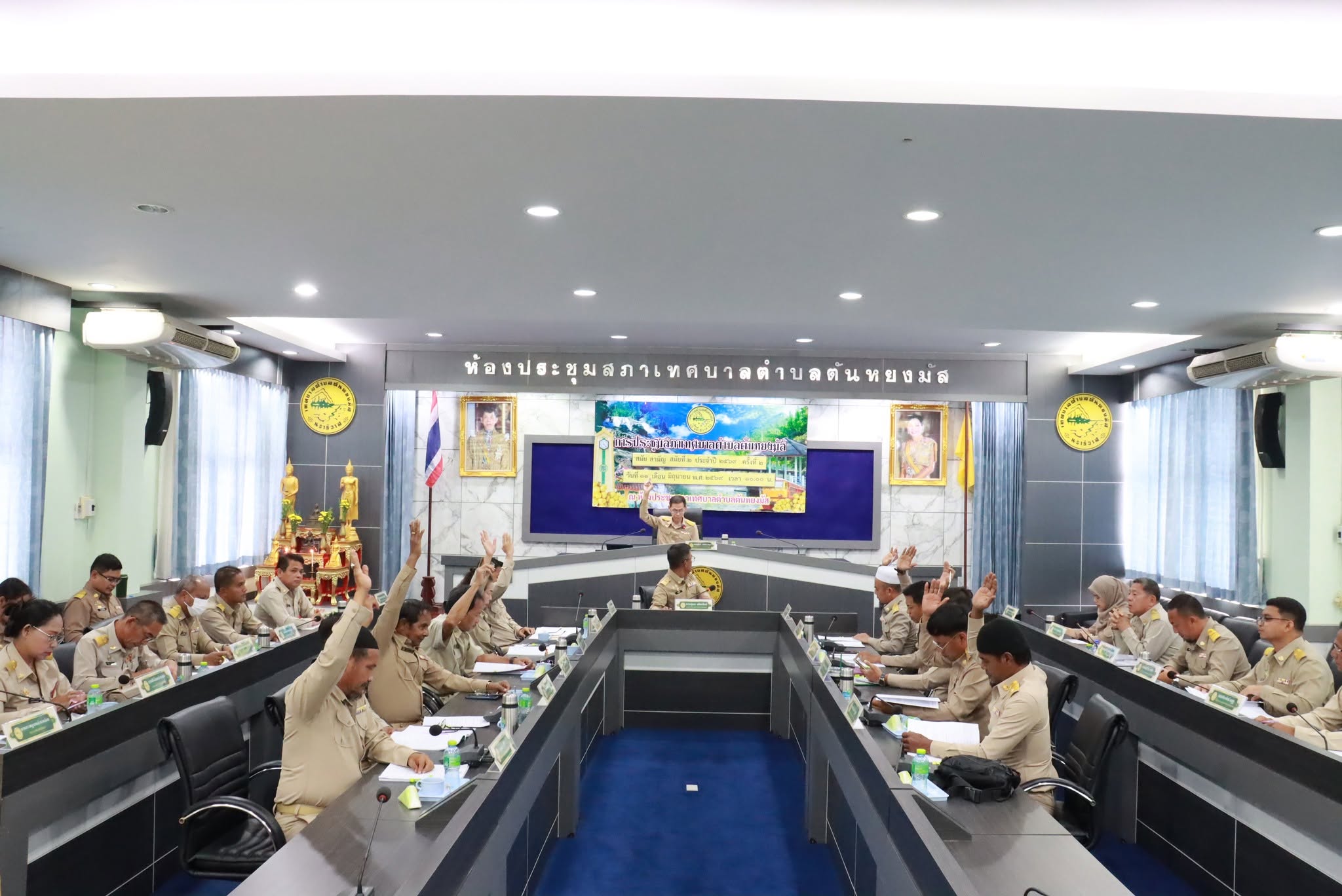 วันพฤหัสบดี ที่ 11 มิถุนายน 2569 เวลา 10.00 น. การประชุมสภาเทศบาลตำบลตันหยงมัส สมัยสามัญ สมัยที่ 2 ประจำปี 2569 ครั้งที่ 2 ณ ห้องประชุมสภาเทศบาลตำบลตันหยงมัส ชั้น 3 นายสุรัตน์ ตันติยะสกุล ประธานสภาเทศบาลตำบลตันหยงมัส เป็นประธานเปิดการประชุมสภาเทศบาลตำบลตันหยงมัส สมัยสามัญ สมัยที่ 2 ประจำปี 2569 ครั้งที่ 2 โดยมีนางสาวซารีนา มานะวณิชย์ นายกเทศมนตรีตำบลตันหยงมัส พร้อมด้วยคณะผู้บริหาร สมาชิกสภาเทศบาล,ปลัดเทศบาล และหัวหน้าส่วนราชการ เข้าร่วมประชุมดังกล่าว   
🎯🎯สำหรับระเบียบวาระในการประชุมและญัตติที่สำคัญ ดังนี้ดังนี้  
✅ระเบียบวาระที่ 1 ประธานแจ้งที่ประชุมทราบ
✅ระเบียบวาระที่ 2 รับรองรายงานการประชุมครั้งที่ผ่านมา สมัยสามัญ สมัยที่ 2 ครั้งที่ 2 เมื่อวันที่ 20 พฤษภาคม 2569
✅ระเบียบวาระที่ 3 กระทู้ถาม
✅ระเบียบวาระที่ 4 เรื่องที่คณะกรรมการที่สภาท้องถิ่นตั้งขึ้นพิจารณาเสร็จแล้ว
✅ระเบียบวาระที่ 5 เรื่องที่เสนอใหม่
📌1 ญัตติ ขอความเห็นชอบในการโอนรับสินทรัพย์ ( มื่อดำเนินโครงการแล้วเสร็จ ) ตามแผนปฏิบัติราชการประจำปีของจังหวัดนราธิวาส ประจำปี งบประมาณ 2571 จำนวน 2 โครงการดังนี้ 
- โครงการก่อสร้างระบบระบายน้ำ สายทางถนนระแงะมรรคา 19 -ถนน     พระยาระแงะชุมชนโดรงเรียนเจริญศึกษา ตำบลตันหนงมัส อำเภอระแงะ จังหวัดนราธิวาส จำนวน 1 โครงการ 
- โครงการปรับปรุงภูมิทัศน์บริเวณวงเวียนลองกองตันหยงมัส จำนวน 1 โครง
✅ระเบียบวาระที่ 6 เรื่องอื่นๆ
