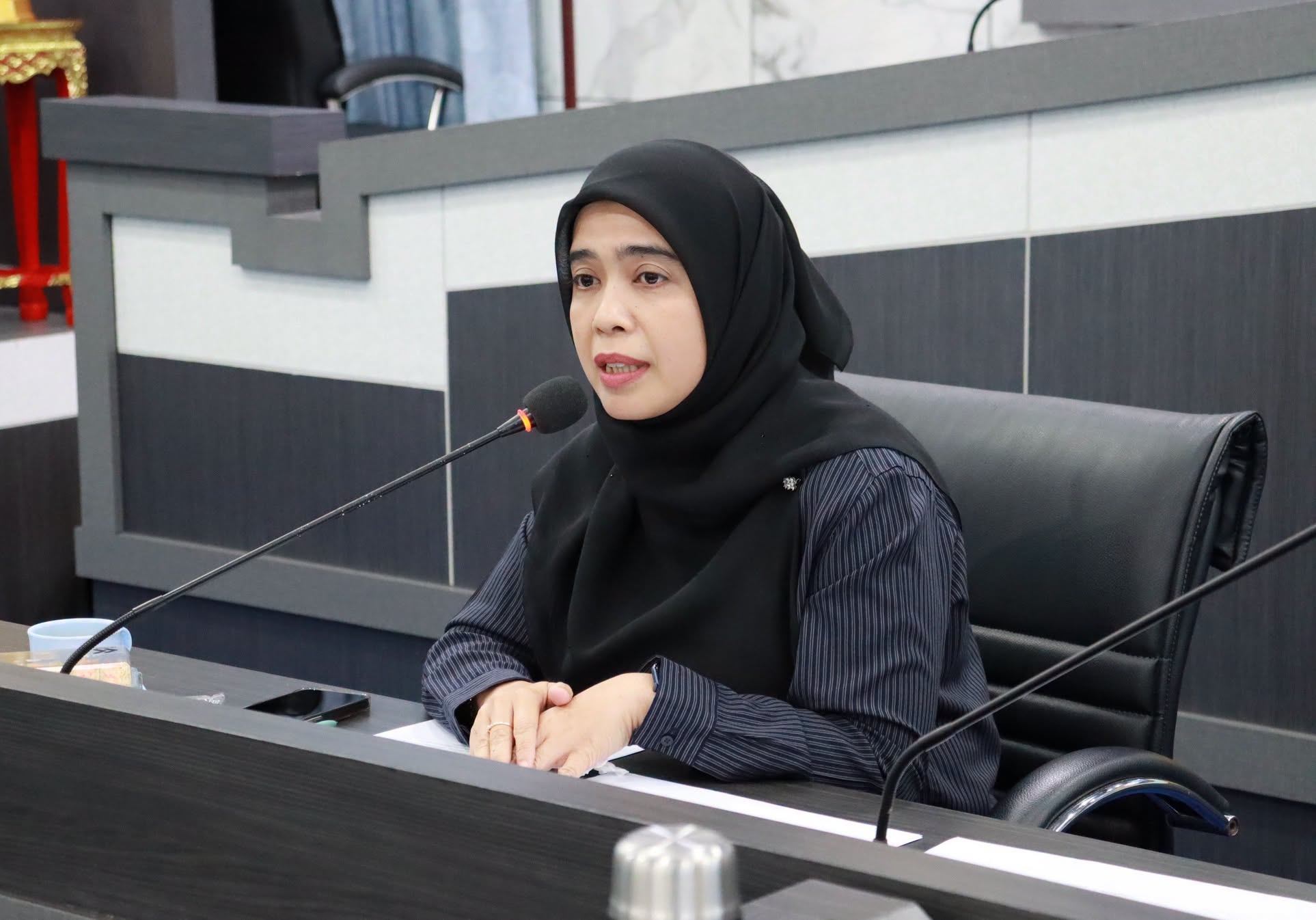 การประชุมคณะกรรมการช่วยเหลือประชาชนของเทศบาลตำบลตันหยงมัส ประจำปี 2569
วันที่ 23 มิถุนายน 2569 เวลา 09.00 น. กองการศึกษาเทศบาลตำบลตันหยงมัส ดำเนินการประชุมคณะกรรมการช่วยเหลือประชาชนของเทศบาลตำบลตันหยงมัส ประจำปี 2569 โดยมีนางสาวซารีนา  มานะวณิชย์ นายกเทศมนตรีตำบลตันหยงมัส เป็นประธานในการประชุม พร้อมด้วยนายสุเมธ เพ็ชรรัตน์ ปลัดเทศบาล,นายลุคมาน นิบานา ปลัดอำเภอระแงะ ,หัวหน้าส่วนราชการ กำนันตำบลตันหยงมัส ,ผู้ใหญ่บ้านหมู่ ที่1 ตำบลตันหยงมัส, ผู้ใหญ่บ้านหมู่ที่ 7 ตำบลตันหยงมัส และคณะทำงานเข้าร่วมในการประชุมดังกล่าว เพื่อพิจารณาคัดเลือกผู้ที่ได้รับทุนการศึกษา ตามโครงการทุนการศึกษาสำหรับนักศึกษา และการให้ความช่วยเหลือนักเรียนประจำปี พ.ศ.2569 ณ ห้องประชุมสภาเทศบาลตำบลตันหยงมัส ชั้น 3 อำเภอระแงะ จังหวัดนราธิวาส
📢📢 แจ้งเพื่อทราบสำหรับผู้สมัครขอทุนการศึกษาทุกท่าน เทศบาลตำบลตันหยงมัส จะประกาศผลผู้ได้รับทุนการศึกษาทาง เพจเฟซบุ๊กเทศบาลตำบลตันหยงมัส โปรดติดตามผลได้ที่หน้าเพจ