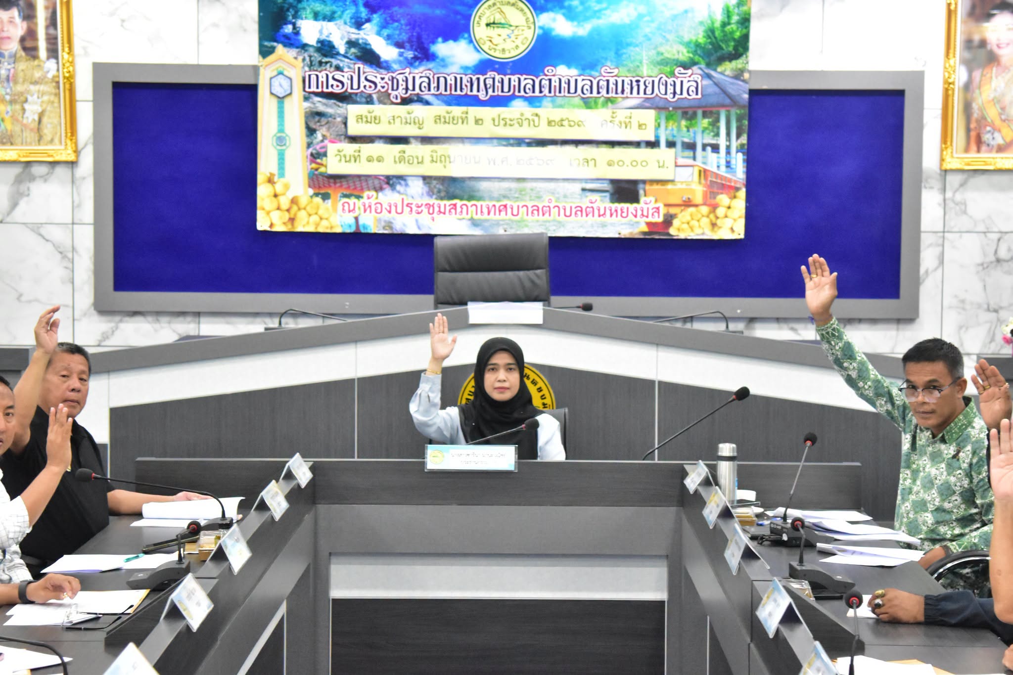วันพฤหัสบดีที่ 9 กรกฎาคม 2569 เวลา 10.00 น. ณ ห้องประชุมสภาเทศบาลตำบลตันหยงมัส นางสาวซารีนา มานะวณิชย์ นายกเทศมนตรีตำบลตันหยงมัส เป็นประธานการประชุมคณะกรรมการพัฒนาเทศบาลตำบลตันหยงมัส ครั้งที่ 2/2569 โดยมีคณะกรรมการพัฒนาเทศบาลตำบลตันหยงมัสเข้าร่วมประชุมดังกล่าว เพื่อรับรองรายงานการประชุมคณะกรรมการพัฒนาเทศบาลตำบลตันหยงมัส ครั้งที่ 1/2569 เมื่อวันที่ 4 มีนาคม 2569 และพิจารณาร่างแผนพัฒนาท้องถิ่น พ.ศ.2566 - 2570 เปลี่ยนแปลง ครั้งที่ 1/2569
--------------------------------------------------------------------------
#งานประชาสัมพันธ์เทศบาลตำบลตันหยงมัส
#เทศบาลตำบลตันหยงมัส
📝ข่าวโดย :วันเตาฟิต กาลิแซ
📸 ภาพถ่ายโดย :วันเตาฟิต กาลิแซ
--------------------------------------------------------------------------
📌งานประชาสัมพันธ์ กองยุทธศาสตร์และงบประมาณ ติดตามข้อมูลข่าวสารเพิ่มเติม ได้ที่
📱โทรศัพท์ : 0-7367-1364
📘Facebook: เทศบาลตำบลตันหยงมัส
📗Line OA : @131jynuc
💻Website: https://www.tanyongmat.go.th/front/event_all/0