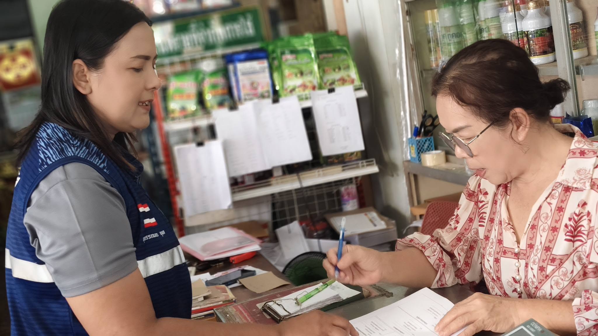 วันพฤหัสบดี ที่ 9 กรกฎาคม 2569 เวลา 09.30 น.
            นายพิทักศิษย์ พาณิชธนาคม ผู้อำนวยการกองสาธารณสุขและสิ่งแวดล้อม มอบหมายให้นางสาวสุพรรณพร ชูพล เจ้าหน้าที่งานสุขาภิบาลและงานอนามัยสิ่งแวดล้อม พร้อมด้วยนายนูรดีน สาแม เจ้าหน้าที่งานสุขาภิบาลและงานอนามัยแวดล้อม ลงพื้นที่ดำเนินการแจ้งผู้ประกอบการรายใหม่ที่ยังมิได้จดแจ้งใบอนุญาต หรือใกล้หมดอายุเพื่อดำเนินการต่อใบอนุญาตประกอบกิจการ  พร้อมทั้งมอบใบอนุญาตสำหรับผู้ประกอบกิจการที่ดำเนินการต่อใบอนุญาตเรียบร้อยแล้ว ตามข้อกำหนดเทศบัญญัติ ว่าด้วยการประกอบกิจการประเภท การแจ้งสถานที่จำหน่ายอาหารหรือสะสมอาหาร และการประกอบการค้าสำหรับกิจการที่เป็นอันตรายต่อสุขภาพ เพื่อใช้ในการประกอบกิจการอย่างถูกต้องต่อไป ณ ถนนเทศบาล 3 , ถนนประชาสามัคคี และถนนจิตมงคล ตำบลตันหยงมัส อำเภอระแงะ จังหวัดนราธิวาส
--------------------------------------------------------------------------
🏡ติดตามข้อมูลข่าวสารของ กองสาธารณสุขและสิ่งแวดล้อม เทศบาลตำบลตันหยงมัส
📲 โทรศัพท์ : 0-7367-1364 ต่อ 109
🖥  Facebook : กองสาธารณสุขฯ ทต.ตันหยงมัส 
📝  ข่าวโดย : Nurdin Samae