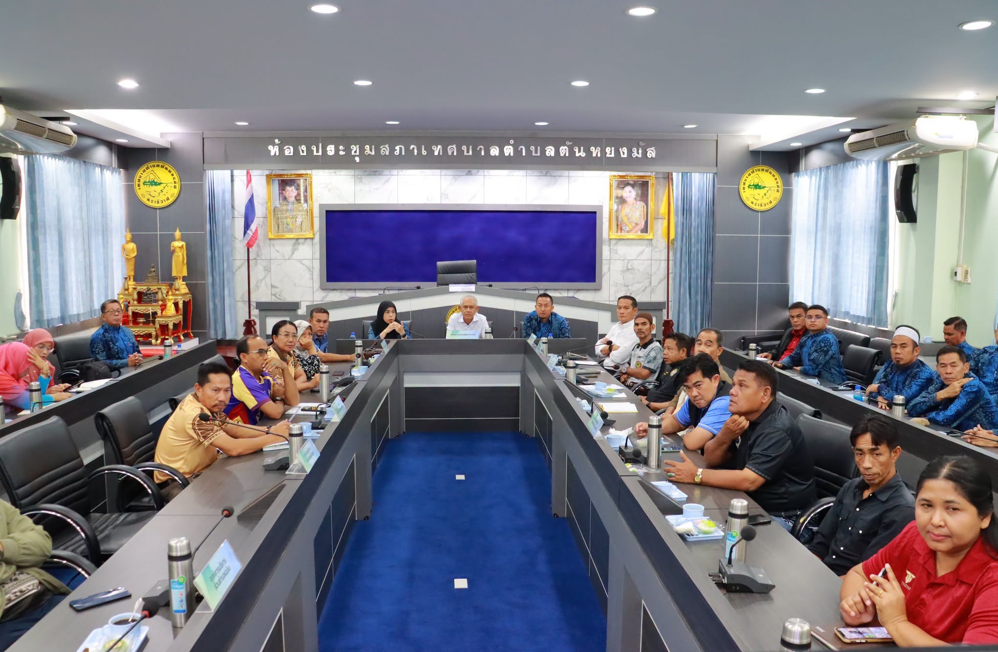 วันที่ 13 กรกฎาคม 2569 เวลา 09.30 น. ณ ห้องประชุมสภาเทศบาลตำบลตันหยงมัส นางสาวซารีนา มานะวณิชย์ นายกเทศมนตรีตำบลตันหยงมัส และคณะผู้บริหาร สมาชิกสภาเทศบาล ร่วมการประชุมองค์กรปกครองส่วนท้องถิ่นในเขตพื้นที่อำเภอระแงะ (การประชุมท้องถิ่นสัญจรระดับอำเภอ) โดยมีนายไซเดน อาแวเต๊ะ นายกองค์การบริหารส่วนตำบลตันหยงลิมอ เป็นประธานในการประชุม พร้อมด้วยนายกองค์กรปกครองส่วนท้องถิ่น และเจ้าหน้าที่ที่เกี่ยวข้องขององค์กรปกครองส่วนท้องถิ่นในเขตพื้นที่อำเภอะระแงะ จำนวนทั้งสิ้น 9 แห่งเข้าร่วมประชุมในครั้งนี้ เพื่อบูรณาการการทำงานร่วมกันระหว่างหน่วยงาน
--------------------------------------------------------------------------
#งานประชาสัมพันธ์เทศบาลตำบลตันหยงมัส
#กองยุทธศาสตร์และงบประมาณ
#เทศบาลตำบลตันหยงมัส
📝ข่าวโดย : สาเหะศูลฮี สาเหะดอเล๊าะ
📷ภาพถ่ายโดย: สาเหะศูลฮี สาเหะดอเล๊าะ
--------------------------------------------------------------------------
📌งานประชาสัมพันธ์ กองยุทธศาสตร์และงบประมาณ ติดตามข้อมูลข่าวสารเพิ่มเติม ได้ที่
📱โทรศัพท์ : 0-7367-1364
📘Facebook: เทศบาลตำบลตันหยงมัส
📗Line OA : @131jynuc
💻Website: https://www.tanyongmat.go.th/front/event_all/0