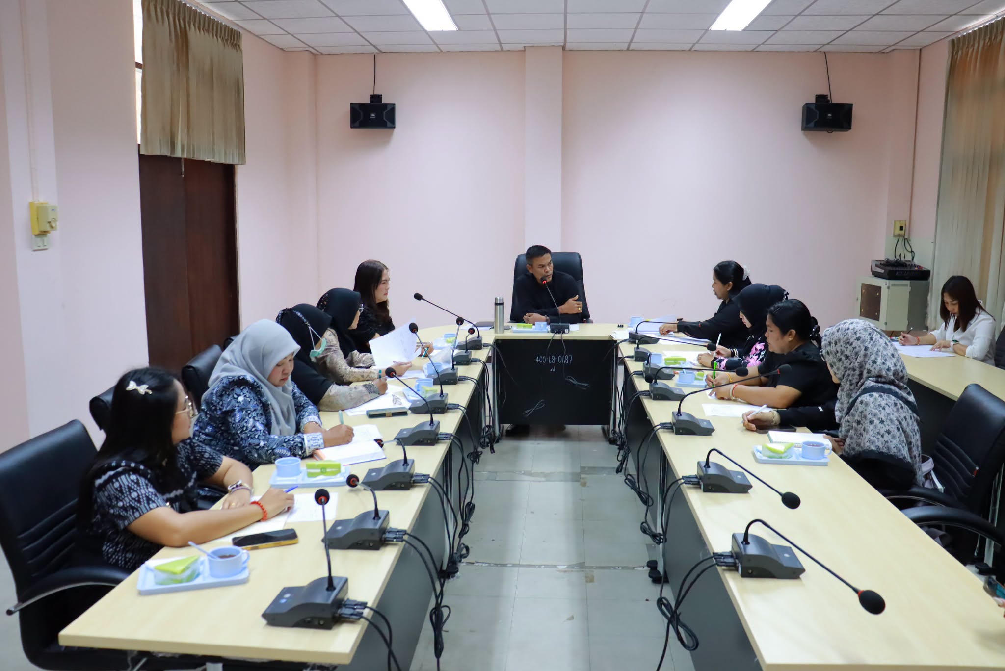 การประชุมหารือการตั้งงบประมาณเงินอุดหนุนค่าอาหารกลางวัน และงบประมาณในการจัดซื้ออาหารเสริม(นม) ประจำปีงบประมาณ พ.ศ.2570 
------------------------------------------------------
วันที่ 14 กรกฎาคม 2569 เวลา 10.00 น. ณ ห้องประชุมเทศบาลตำบลตันหยงมัส นางสาวซารีนา มานะวณิชย์ นายกเทศมนตรีตำบลตันหยงมัส มอบหมายให้นายสุเมธ เพ็ชรรัตน์ ปลัดเทศบาล เป็นประธานในการประชุม พร้อมด้วยนางสาวชฎาภรณ์ ทองอ่อน ผู้อำนวยการกองการศึกษา,นางสาวสุจิตราภรณ์ ศรีนอก หัวหน้าฝ่ายส่งเสริมการศึกษา ศาสนาและวัฒนธรรม และนางสาวภาวินี เทพกำเนิด นักวิเคราะห์นโยบายและแผนปฏิบัติการ เข้าร่วมการประชุมหารือการตั้งงบประมาณเงินอุดหนุนค่าอาหารกลางวัน และงบประมาณในการจัดซื้ออาหารเสริม (นม) ประจำปีงบประมาณ พ.ศ.2570 โดยมีตัวแทนจากโรงเรียนบ้านเขาพระ,โรงเรียนอนุบาลระแงะ,โรงเรียนราชประชานุเคราะห์ 39 เข้าร่วมในการประชุมครั้งนี้
--------------------------------------------------------------------------
#งานประชาสัมพันธ์เทศบาลตำบลตันหยงมัส
#กองยุทธศาสตร์และงบประมาณ
#เทศบาลตำบลตันหยงมัส
📝ข่าวโดย : สาเหะศูลฮี สาเหะดอเล๊าะ
📷ภาพถ่ายโดย: สาเหะศูลฮี สาเหะดอเล๊าะ
--------------------------------------------------------------------------
📌งานประชาสัมพันธ์ กองยุทธศาสตร์และงบประมาณ ติดตามข้อมูลข่าวสารเพิ่มเติม ได้ที่
📱โทรศัพท์ : 0-7367-1364
📘Facebook: เทศบาลตำบลตันหยงมัส
📗Line OA : @131jynuc
💻Website: https://www.tanyongmat.go.th/front/event_all/0