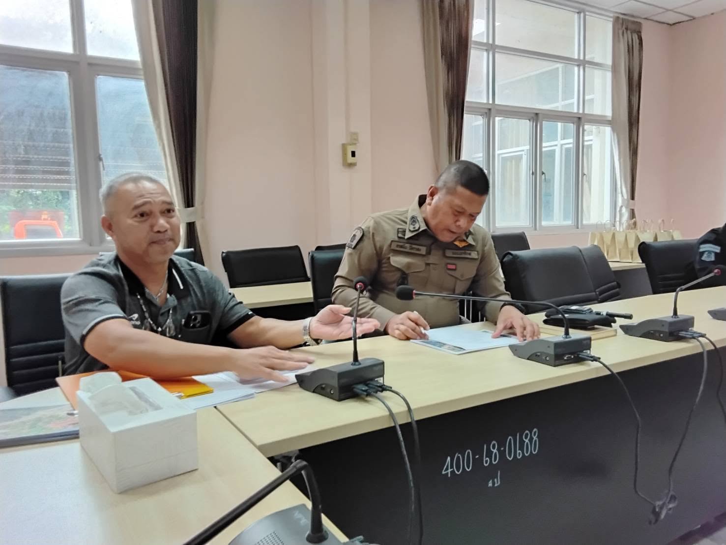 การประชุมซักซ้อมการรักษาความปลอดภัยในโครงการเมาลิดสัมพันธ์ ประจำปี พ.ศ.2568
วันที่ 11 กันยายน 2569 เวลา 10.00 น. นางสาวซารีนา มานะวณิชย์ นายกเทศมนตรีตำบลตันหยงมัส มอบหมายให้นายธานินทร์ สุวรรณมณี หัวหน้าฝ่ายปกครอง และหน่วยงานที่เกี่ยวข้องเข้าร่วมประชุมเพื่อหารือแนวทางการดำเนินการป้องกันรักษาความปลอดภัย ช่วงจัดโครงการเมาลิดสัมพันธ์ ประจำปี พ.ศ.2569 ได้แก่ อำเภอระแงะ สถานีตำรวจภูธรระแงะ หน่วยเฉพาะกิจกรมทหารพราน ที่ 45 ผู้ใหญ่บ้าน หมู่ที่ 1 และหมู่ที่ 7 ซึ่งได้มีการวางแผนเพื่อความปลอดภัยของพี่น้องประชาชนชาวตำบลตันหยงมัส ที่เข้าร่วมกิจกรรมโครงการดังกล่าว ที่จะจัดขึ้นในระหว่าง วันที่ 17-21 กันยายน พ.ศ.2569 ณ สวนสาธารณะวัชระอุทยาน เทศบาลตำบลตันหยงมัส อำเภอระแงะ จังหวัดนราธิวาส