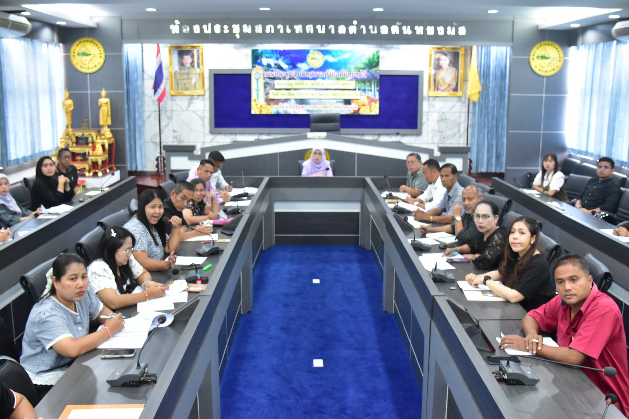 การประชุมซักซ้อมและเตรียมความพร้อมโครงการเมาลิดสัมพันธ์ ประจำปี พ.ศ.2569
วันที่ 15 กันยายน 2569 เวลา 10.00 น. ณ ห้องประชุมสภาเทศบาลตำบลตันหยงมัส ชั้น 3 นางสาวซารีนา มานะวณิชย์ นายกเทศมนตรีตำบลตันหยงมัส พร้อมด้วยคณะผู้บริหารเทศบาล ปลัดเทศบาล รองปลัดเทศบาล ผู้อำนวยการกอง หัวหน้าส่วนราชการ พนักงานเทศบาล และตัวแทนพุงโตออแกไนซ์ เข้าร่วมประชุมในการประชุมดังกล่าว เพื่อปรึกษาหารือแนวทางการดำเนินงาน และเตรียมความพร้อมในการจัด โครงการเมาลิดสัมพันธ์ ประจำปี พ.ศ.2569 ในระหว่างวันที่ 18-19 กันยายน 2568 ณ สวนวัชระอุทยาน เทศบาลตำบลตันหยงมัส อำเภอระแงะ จังหวัดนราธิวาส