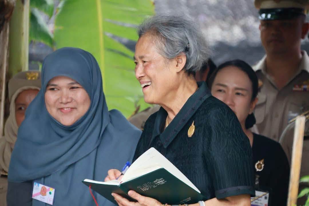 (วันที่ 17 กันยายน 2569) เวลา 15.30 น. สมเด็จพระกนิษฐาธิราชเจ้า กรมสมเด็จพระเทพรัตนราชสุดาฯ สยามบรมราชกุมารี เสด็จพระราชดำเนินไปยังโรงเรียนดาราวิทยา อำเภอระแงะ จังหวัดนราธิวาส ทรงติดตามความก้าวหน้าการดำเนินงานของโรงเรียนและโครงการตามพระราชดำริ โดยมีข้าราชการ คณะครู นักเรียน และประชาชน เฝ้าทูลละอองพระบาทรับเสด็จฯ
ในการนี้ นางสาวซารีนา มานะวณิชย์ นายกเทศมนตรีตำบลตันหยงมัส นายณัฐวัตร รับไซ เลขานุการนายกเทศมนตรี เฝ้าทูลละอองพระบาทรับเสด็จฯ ด้วยความปลื้มปีติและสำนึกในพระมหากรุณาธิคุณ