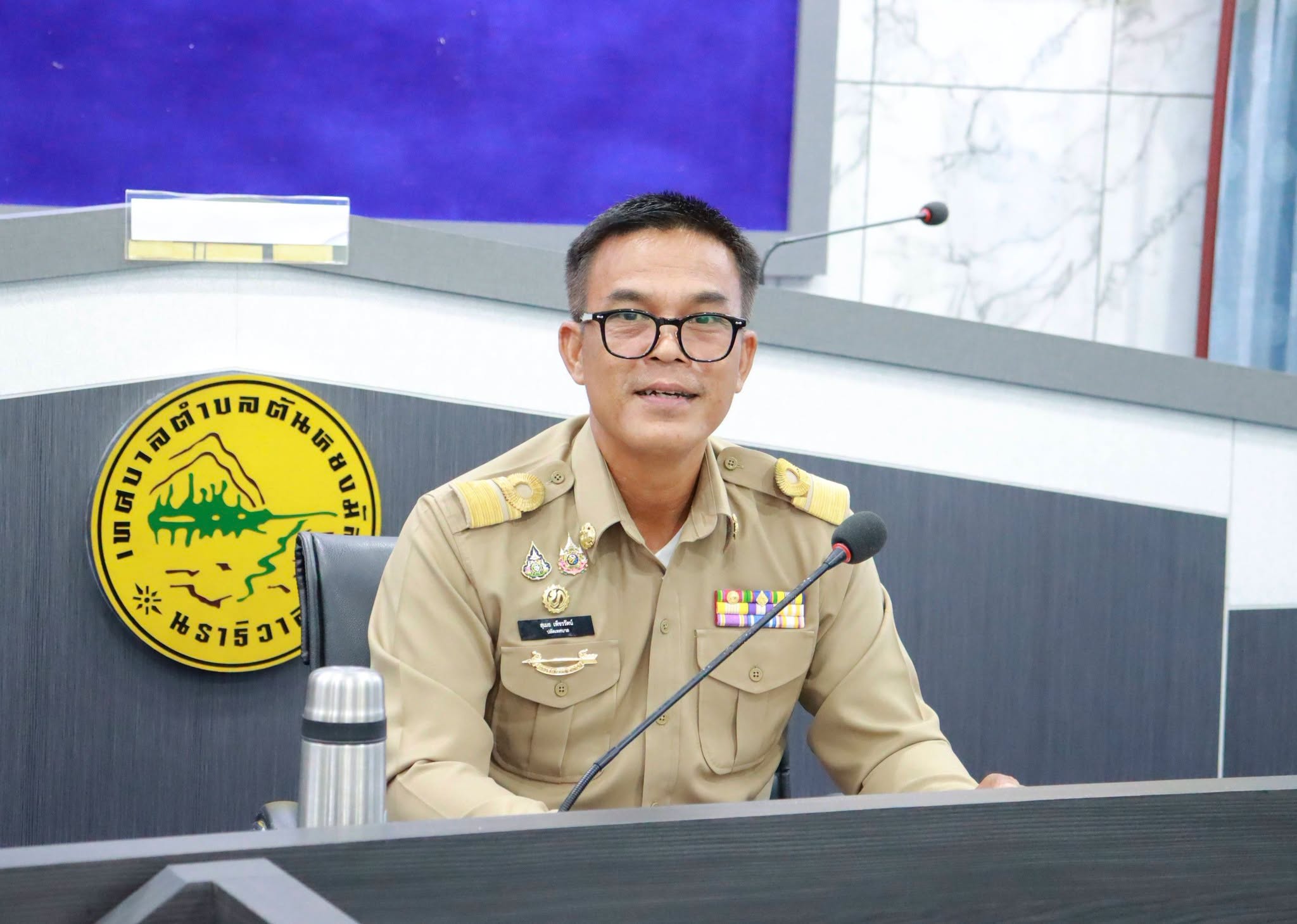 การประชุมหัวหน้าส่วนราชการ เทศบาลตำบลตันหยงมัส ประจำ เดือนกันยายน 2569
----------------------------------------------------------------------------
วันที่ 28 กันยายน 2569 เวลา 10.00 น. ณ ห้องประชุมสภาเทศบาลตำบลตันหยงมัส นางสาวซารีนา มานะวณิชย์ นายกเทศมนตรีตำบลตันหยงมัส มอบหมายให้นายสุเมธ เพ็ชรรัตน์ ปลัดเทศบาล เป็นประธานในการประชุมครั้งนี้ พร้อมด้วยผู้อำนวยการทุกกอง หัวหน้าฝ่าย และพนักงานเทศบาลเข้าร่วมประชุมในครั้งนี้ เพื่อแจ้งข้อราชการที่สำคัญ ติดตามความก้าวหน้า ของผลการดำเนินงานตลอดจนการวางแผน และกำหนดนโยบายการปฏิบัติงาน เพื่อให้การดำเนินงานเป็นไปด้วยความเรียบร้อย และดำเนินงานปรับปรุงภารกิจเร่งด่วนของเทศบาลในทุกส่วนงาน ทั้งนี้ ที่ประชุมได้แจ้งปัญหา และอุปสรรคที่เกิดขึ้นพร้อมร่วมเสนอแนะในการแก้ไขปัญหาเพื่อให้เกิดประโยชน์ต่อประชาชนสูงสุด