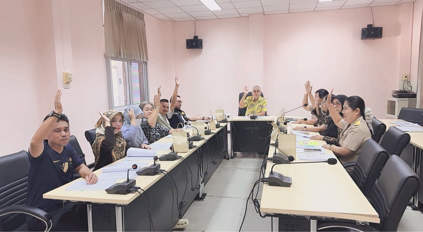 การประชุมคณะกรรมการศูนย์พัฒนาเด็กเล็กเทศบาลตำบลตันหยงมัส ครั้ง 3/2569
-----------------------------------------------------------------
วันที่ 28 กันยายน 2569 เวลา 10.00 น. กองการศึกษา จัดการประชุมคณะกรรมการศูนย์พัฒนาเด็กเล็กเทศบาลตำบลตันหยงมัส ครั้ง 3/2569 โดยมีนายสุพล โชติการ ผู้ทรงคุณวุฒิ เป็นประธานในการประชุม พร้อมด้วยนางสาวชฎาภรณ์  ทองอ่อน ผู้อำนวยการกองการศึกษา,นางสาวสุจิตราภรณ์ ศรีนอก หัวหน้าฝ่ายส่งเสริมการศึกษา ศาสนาและวัฒนธรรม ,ครูศูนย์พัฒนาเด็กเล็กเทศบาลตำบลตันหยงมัส และคณะกรรมการศูนย์พัฒนาเด็กเล็กเทศบาลตำบลตันหยงมัส เข้าร่วมประชุมในครั้งนี้ เพื่อพิจารณาร่างแผนปฏิบัติการประจำปีงบประมาณ พ.ศ.2570 ของศูนย์พัฒนาเด็กเล็กเทศบาลตำบลตันหยงมัส ณ ห้องประชุมเทศบาลตำบลตันหยงมัส อำเภอระแงะ จังหวัดนราธิวาส