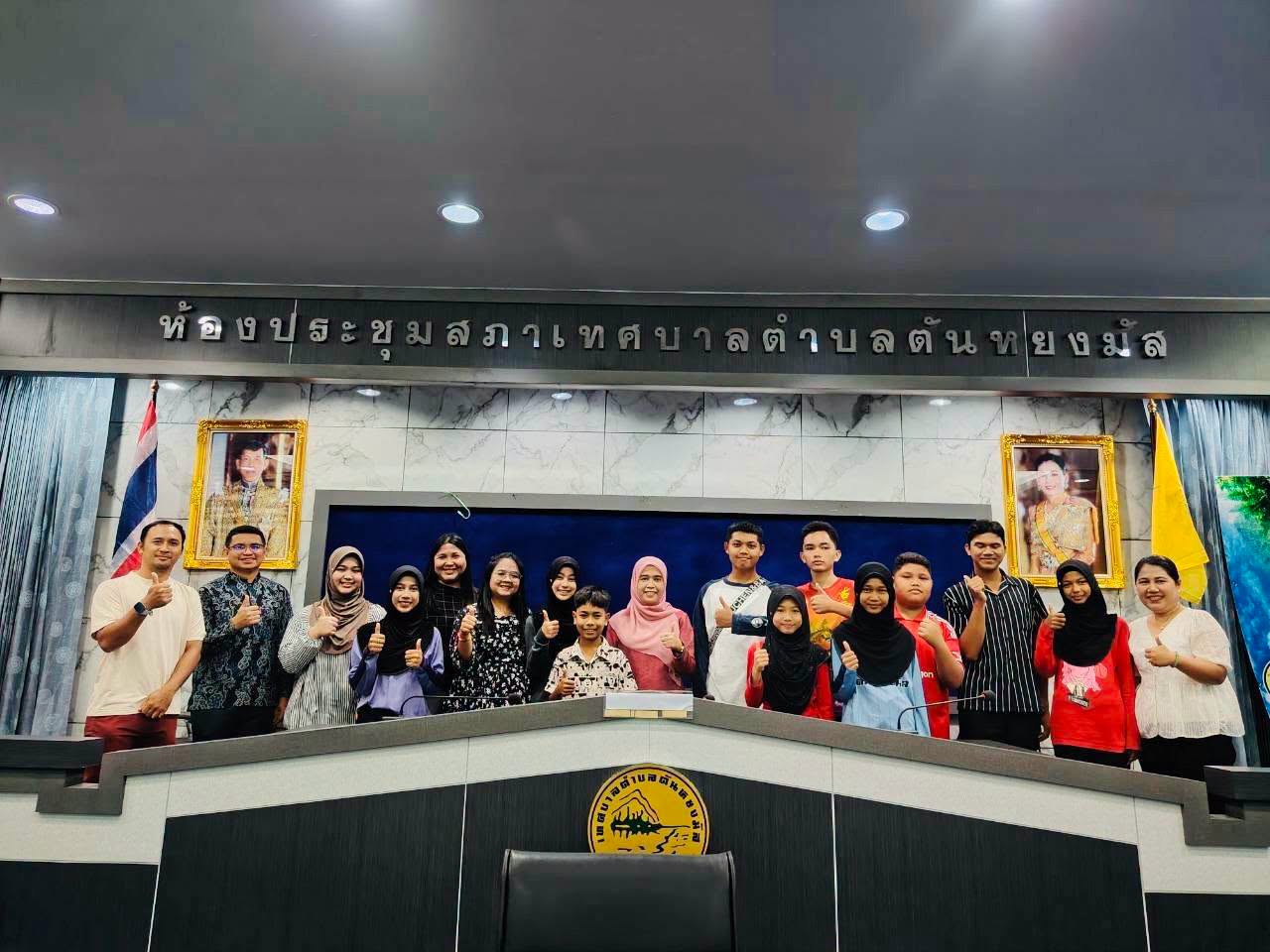 การประชุมคณะบริหารสภาเด็กและเยาวชน เทศบาลตำบลตันหยงมัส ครั้งที่ 1/2569
วันที่ 26 กันยายน 2569 เวลา 09.00 น. ณ ห้องประชุมสภาเทศบาลตำบลตันหยงมัส นางสาวซารีนา มานะวณิชย์ นายกเทศมนตรีตำบลตันหยงมัส เป็นประธานการประชุมคณะบริหารสภาเด็กและเยาวชน โดยมีนายณัฐวัตร รับไซ เลขานุการนายกเทศมนตรี นางสาวชฎาภรณ์ ทองอ่อน ผู้อำนวยการกองการศึกษา นางสาวสุจิตราภรณ์ ศรีนอก หัวหน้าฝ่ายส่งเสริมการศึกษา ศาสนาและวัฒนธรรม นางสาวสุคนธ์ จินนะมงคล นักสันทนาการชำนาญการ และคณะบริหาร สมาชิกสภาเด็กและเยาวชนเทศบาลตำบลตันหยงมัส เข้าร่วมการประชุมดังกล่าว เพื่อสรุปผลการดำเนินงานของสภาเด็กและเยาวชนฯ พร้อมรายงาน ผลการใช้จ่ายงบประมาณ ตลอดจนร่วมกัน พิจารณาแผนการดำเนินงานของสภาเด็กและเยาวชนเทศบาลตำบลตันหยงมัส ประจำปีงบประมาณ พ.ศ. 2570